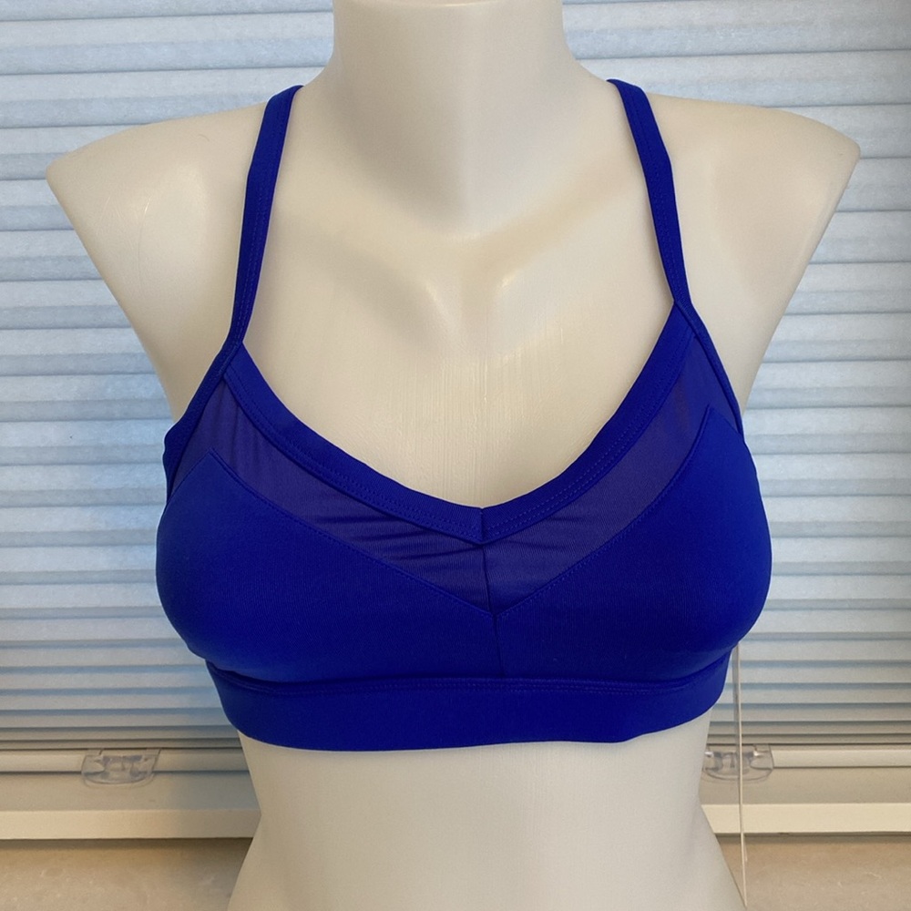 BNWT. ALO Yoga Becka Bra Top. With padded inserts